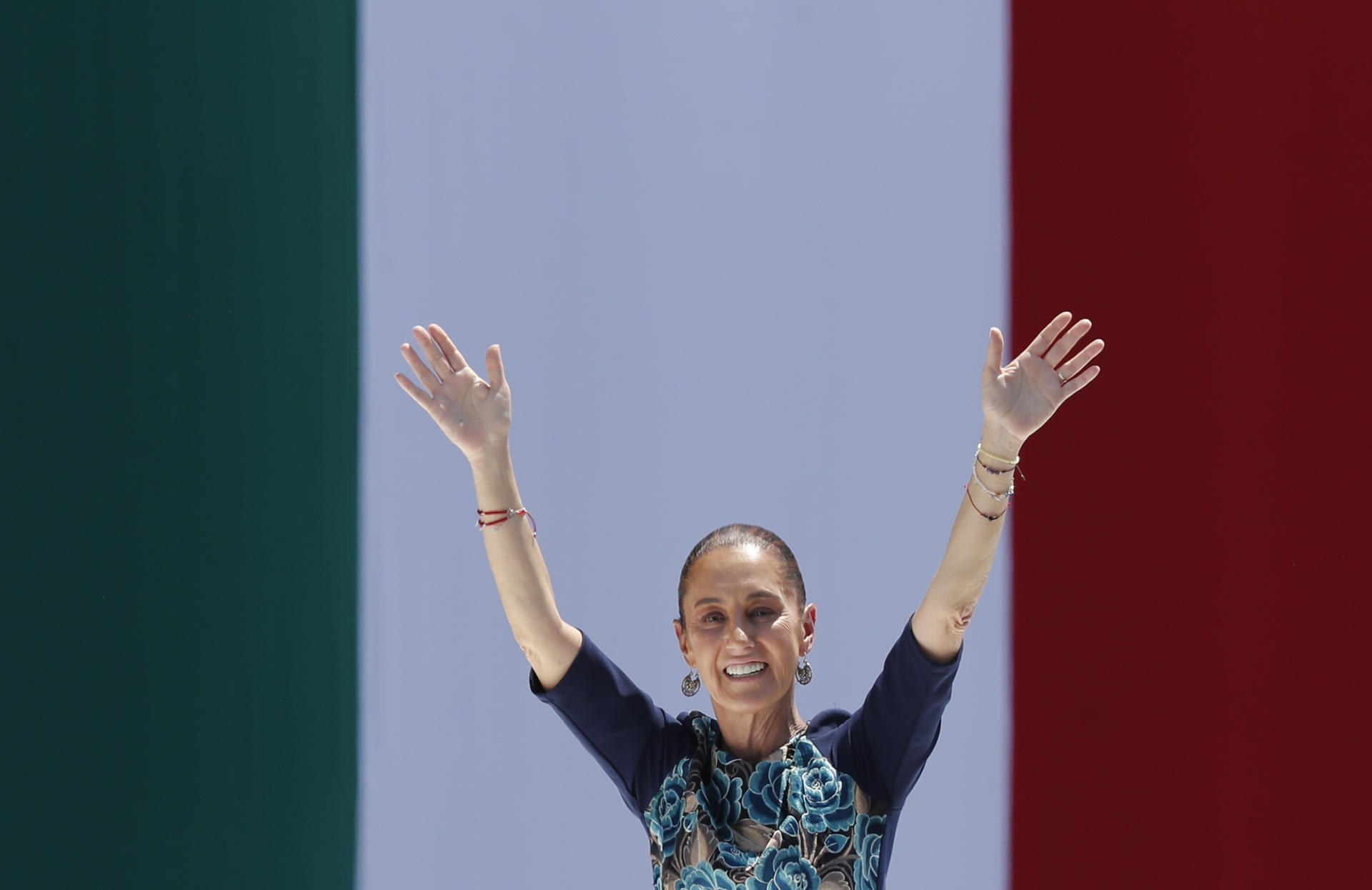 La presidenta de México, Claudia Sheinbaum, participa en una asamblea pública este domingo, en el Zócalo de la Ciudad de México (México). EFE/Mario Guzmán
