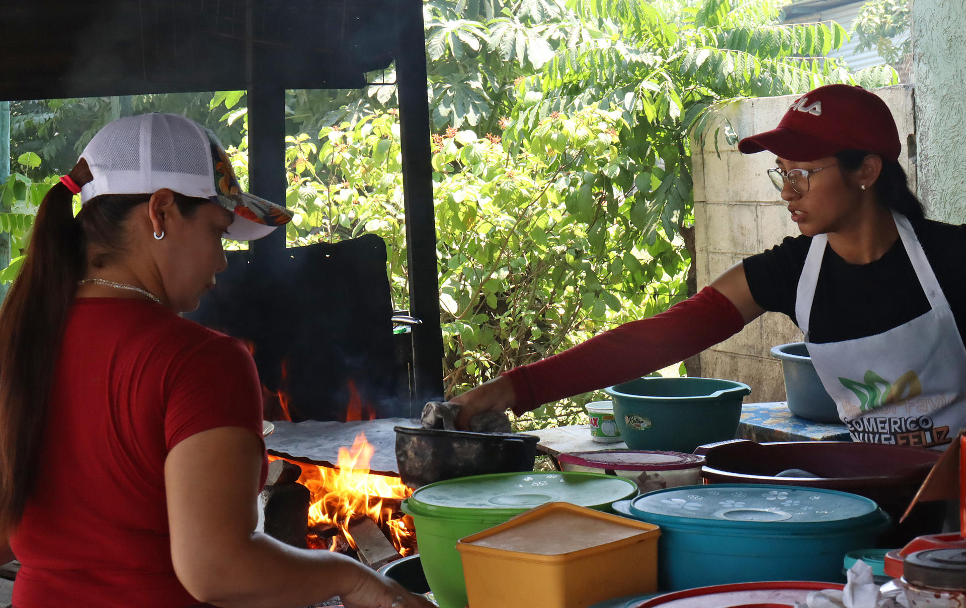 Migrantes trabajan en la informalidad en espera de resolver su situación migratoria este sábado, en Tapachula (México). EFE/ Juan Manuel Blanco
