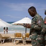 Un integrante de la Fuerza Aérea dominicana de la unidad de Defensa 911 controla un dron durante un operativo de búsqueda de la joven turista indo-estadounidense Sudiksha Konanki en Punta Cana (República Dominicana). Archivo. EFE/ Orlando Barría