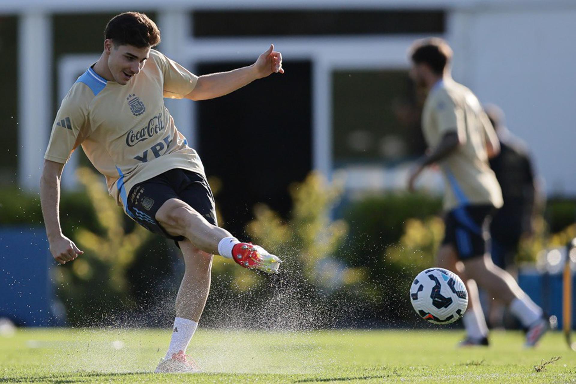 Julián Álvarez de Argentina participa en un entrenamiento en Buenos Aires (Argentina). EFE/ Luciano González
