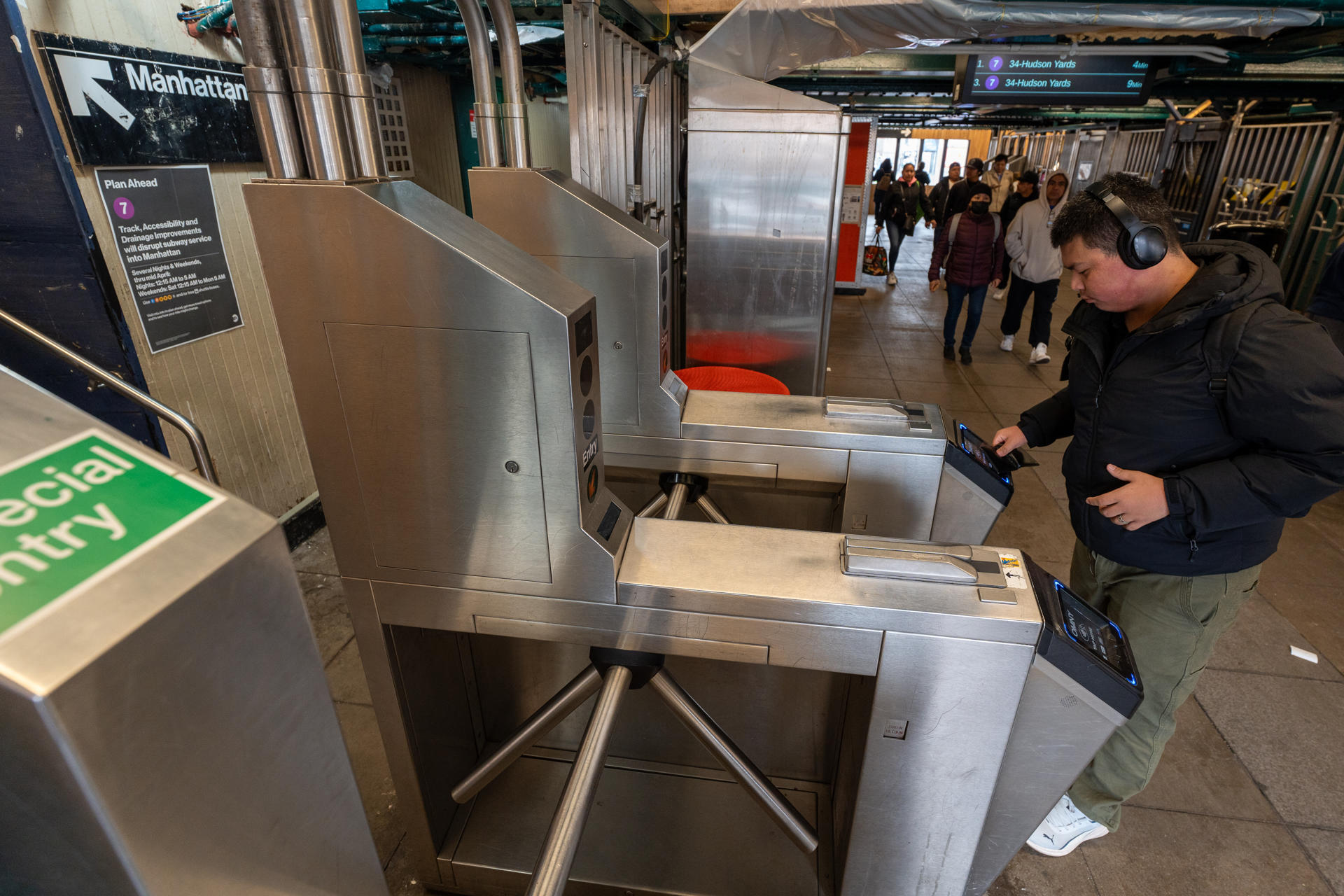 Una persona ingresa a una estación del metro este jueves, en Nueva York (Estados Unidos). EFE/ Ángel Colmenares
