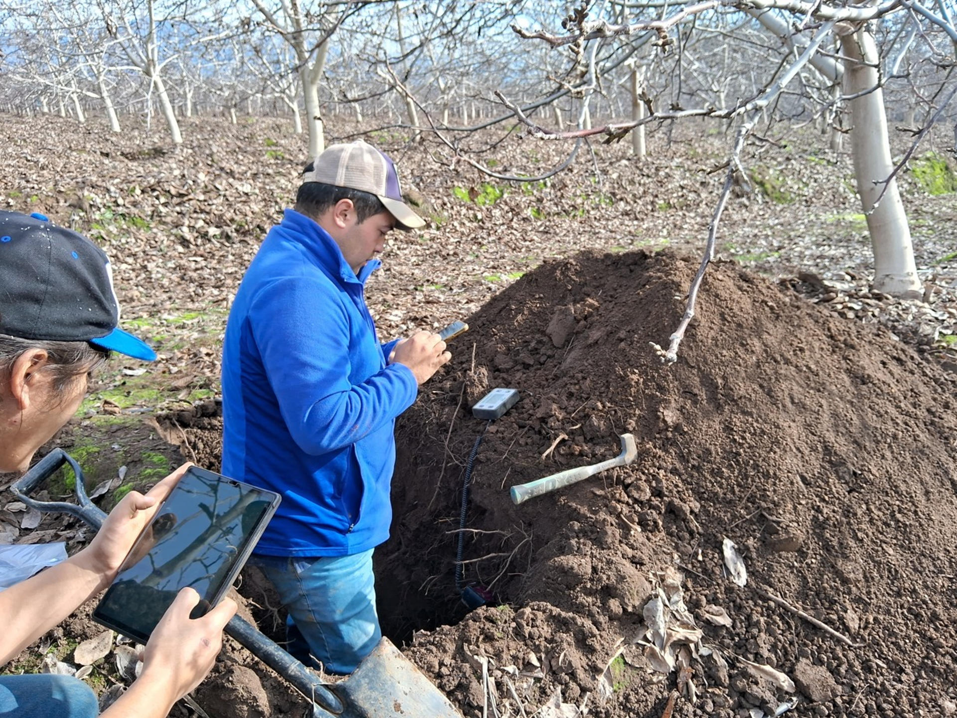 Fotografía cedida por Kilimo Chile que muestra integrantes del grupo de Kilimo Chile observando un cultivo. América Latina alberga casi un tercio de los recursos hídricos del planeta, a pesar de ello, este líquido vital es inaccesible para 166 millones de personas de la región. EFE/Kilimo Chile /SOLO USO EDITORIAL NO VENTAS/SOLO DISPONIBLE PARA ILUSTRAR LA NOTICIA QUE ACOMPAÑA (CRÉDITO OBLIGATORIO)
