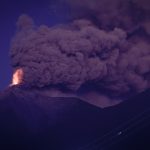 Fotografía del volcán de Fuego durante una "erupción masiva" en la madrugada de este lunes, en Alotenango (Guatemala). EFE/ Str