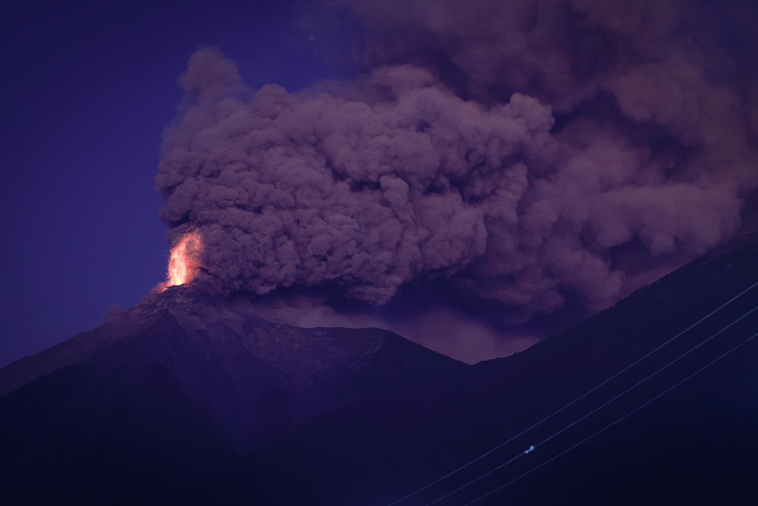 Fotografía del volcán de Fuego durante una "erupción masiva" en la madrugada de este lunes, en Alotenango (Guatemala). EFE/ Str