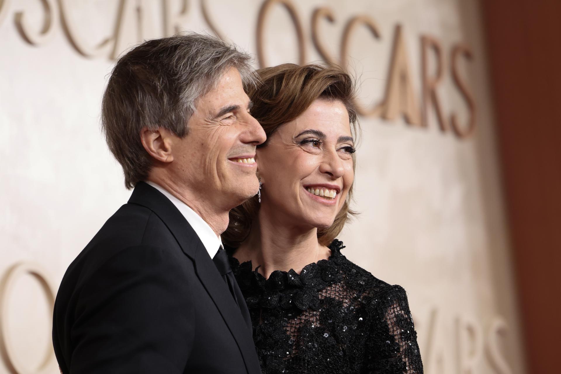 La actriz brasileña Fernanda Torres (d) y el director Walter Salles (i) fueron registrados este domingo, 2 de marzo, a su llegada a la alfombra roja de la edición 97 de los Premios Óscar, en el Teatro Dolby de Hollywood, en Los Ángeles (CA, EE.UU.). EFE. EFE/David Swanson
