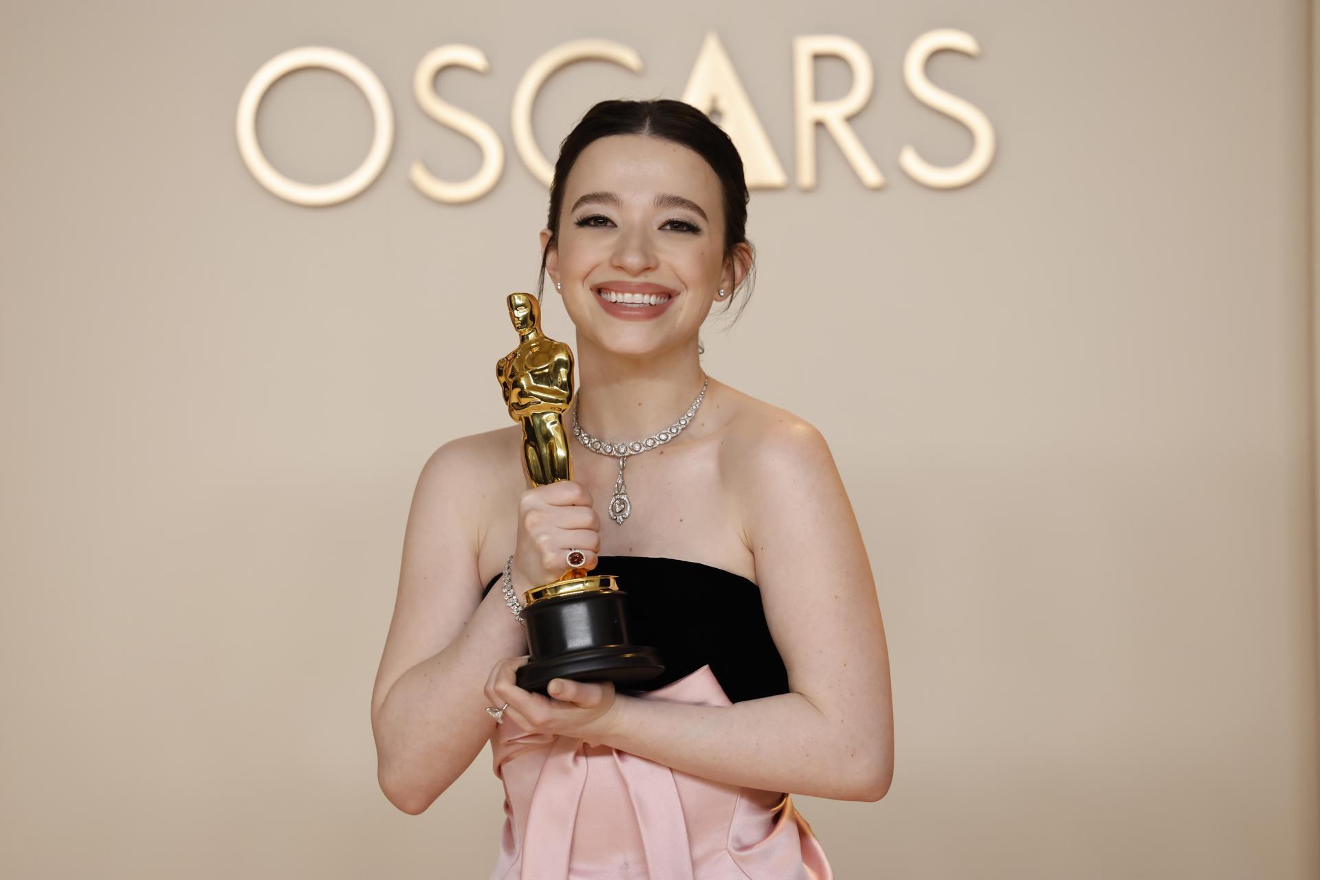 Mikey Madison, ganadora del premio a la Mejor Actriz en un Papel Protagónico por “Anora”, posa en la sala de prensa durante la 97a ceremonia anual de los Premios de la Academia en el Dolby Theatre, California, EE.UU., el 02 de marzo de 2025. EFE/EPA/CAROLINE BREHMAN
