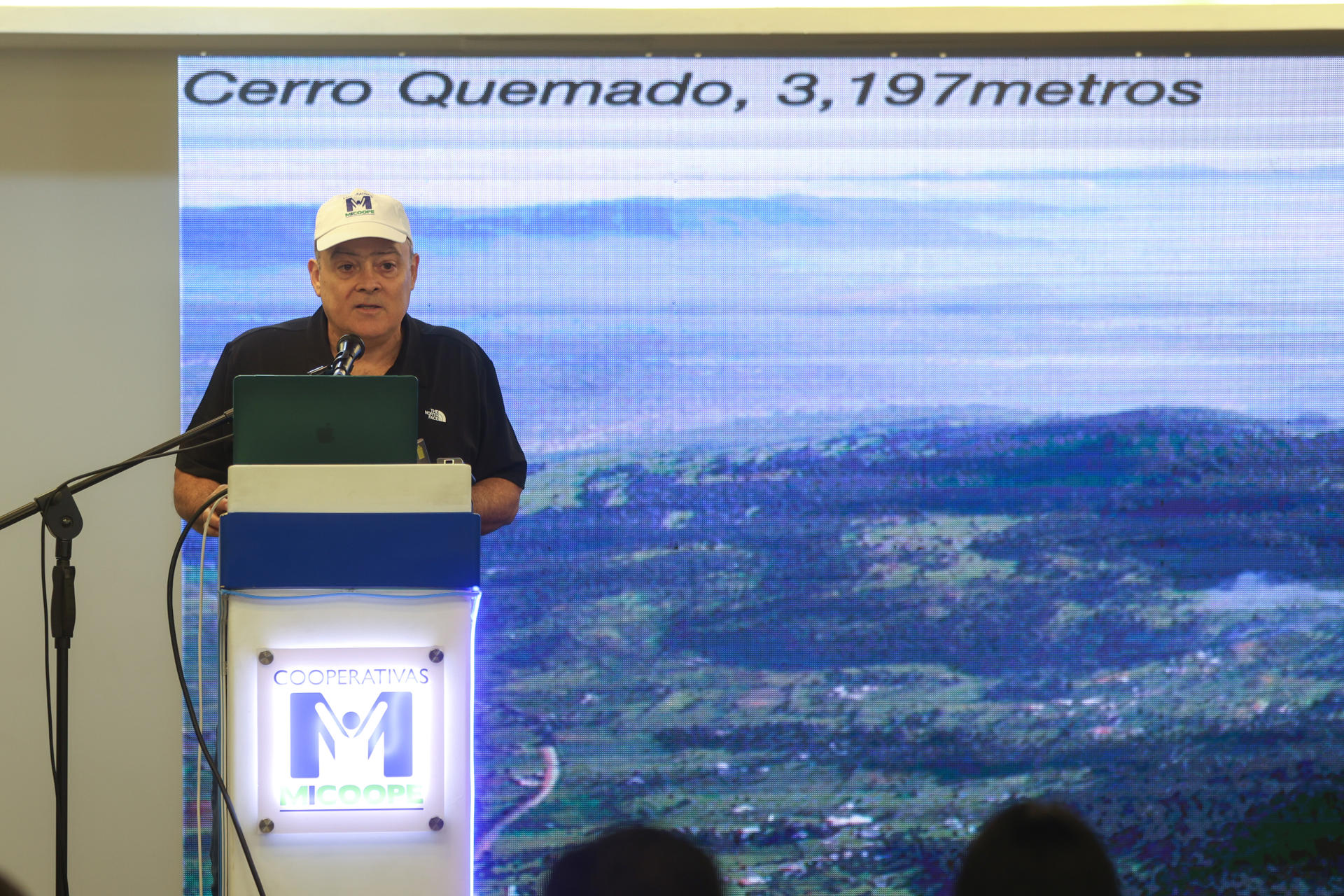 El montañista guatemalteco Jaime Viñals anunció en rueda de prensa que buscará establecer un récord mundial Guinness, en el ascenso de los 14 volcanes más altos de Guatemala en menor tiempo. EFE/ Mariano Macz.
