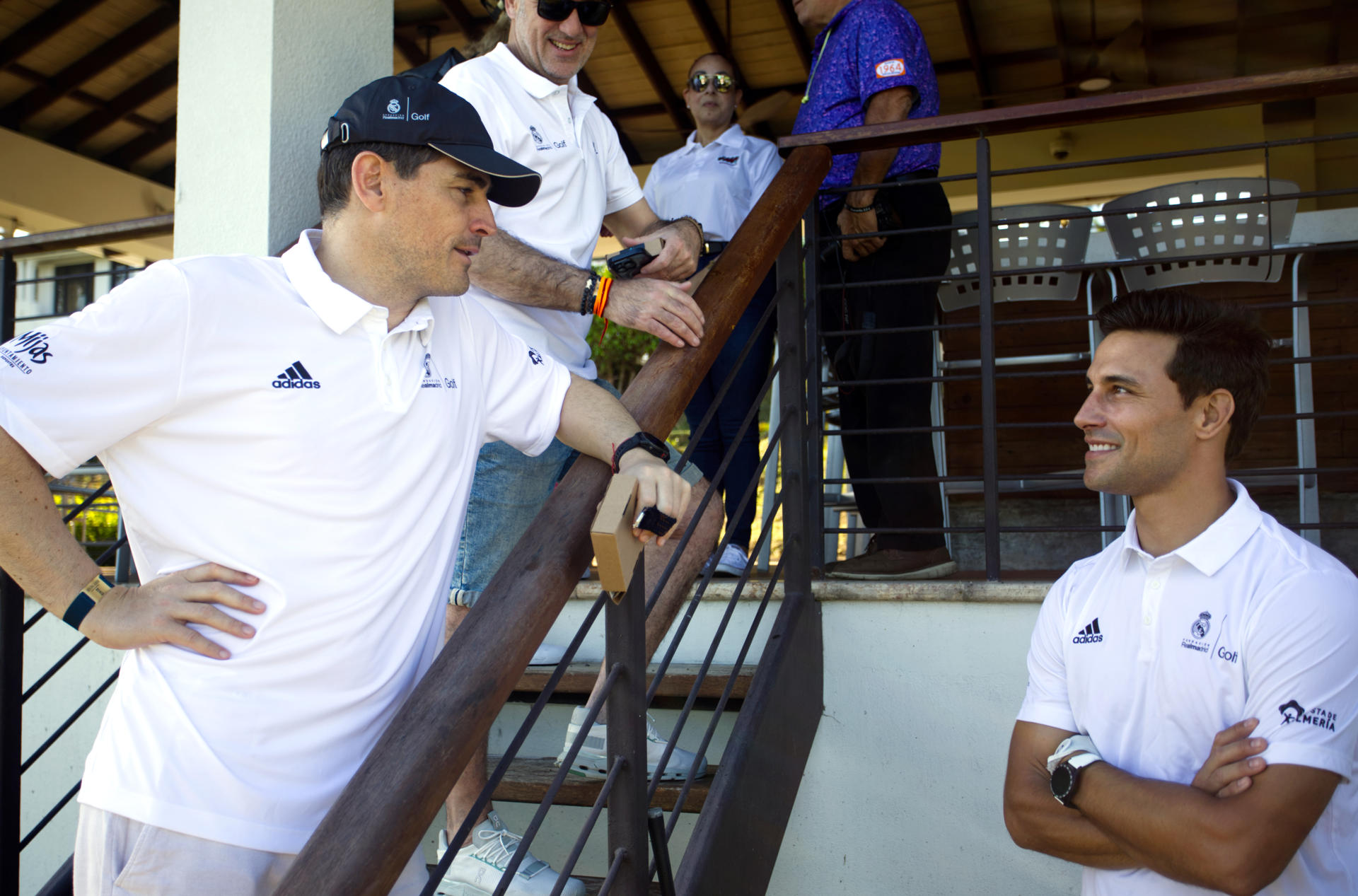 Los exfutbolistas españoles Iker Casillas (i) y Jaime Astrain hablan durante la gran final del Circuito de Golf Solidario de la Fundación Real Madrid este jueves, en Río Grande (Puerto Rico). EFE/ Thais Llorca
