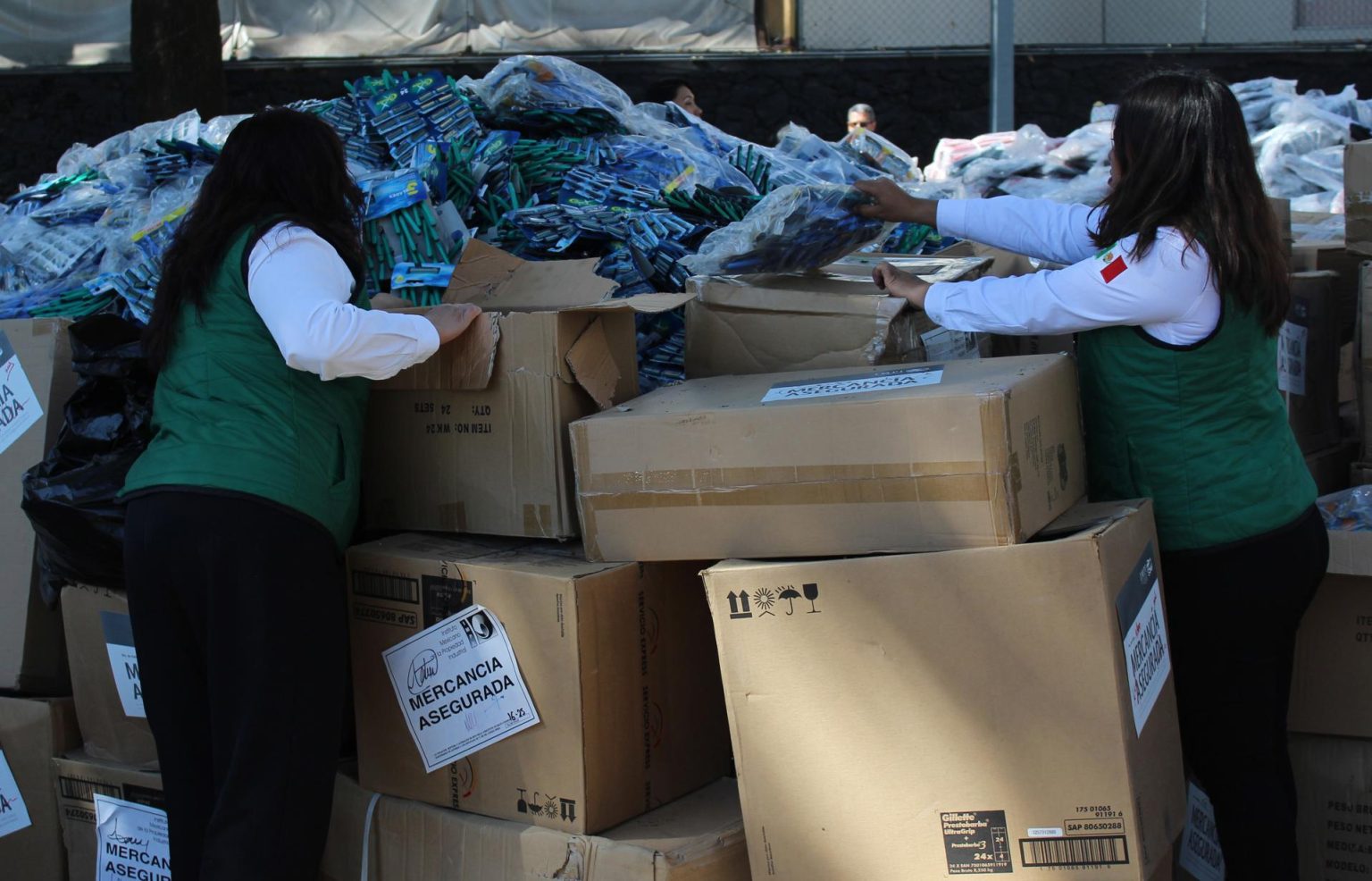 El operativo en la aduana de Pantaco, en la Ciudad de México, se inició el 5 de marzo y permitió la incautación de diversos tipos de productos chinos que ingresaron de manera ilícita al país a través de una de las principales puertas de entrada y salida de mercancías. Archivo. EFE/Pedro Cortes