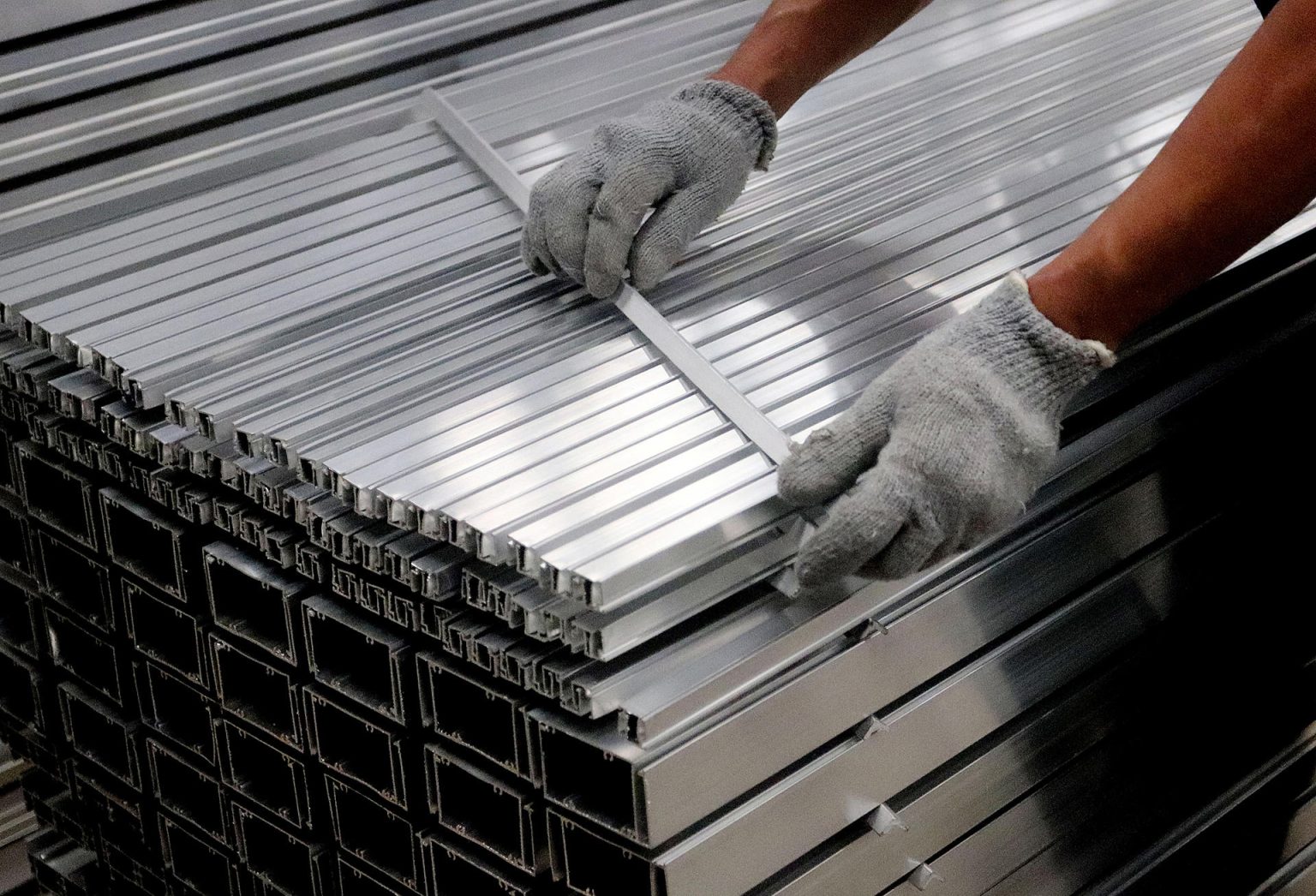 Fotografía de archivo de una persona trabajando en una fábrica de aluminio en la Ciudad de México (México). EFE/ José Pazos