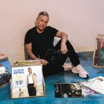 Fotografía cedida por Hecho a Mano donde aparece el cantautor venezolano de origen argentino Ricardo Montaner posando junto a sus primeros cinco álbumes que lanzará en una nueva edición el jueves. EFE/Hecho a Mano /SOLO USO EDITORIAL /NO VENTAS /SOLO DISPONIBLE PARA ILUSTRAR LA NOTICIA QUE ACOMPAÑA /CRÉDITO OBLIGATORIO