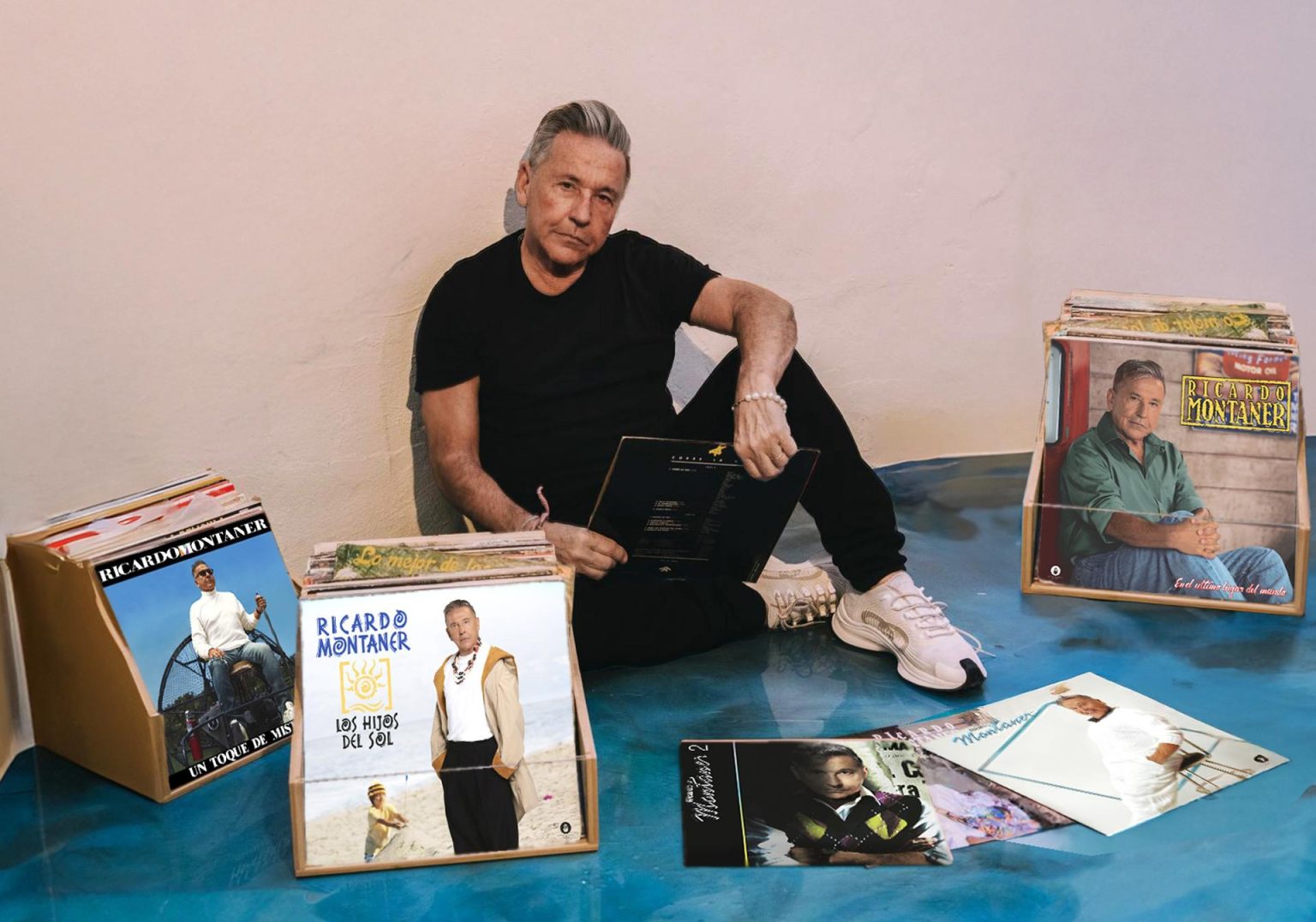 Fotografía cedida por Hecho a Mano donde aparece el cantautor venezolano de origen argentino Ricardo Montaner posando junto a sus primeros cinco álbumes que lanzará en una nueva edición el jueves. EFE/Hecho a Mano /SOLO USO EDITORIAL /NO VENTAS /SOLO DISPONIBLE PARA ILUSTRAR LA NOTICIA QUE ACOMPAÑA /CRÉDITO OBLIGATORIO