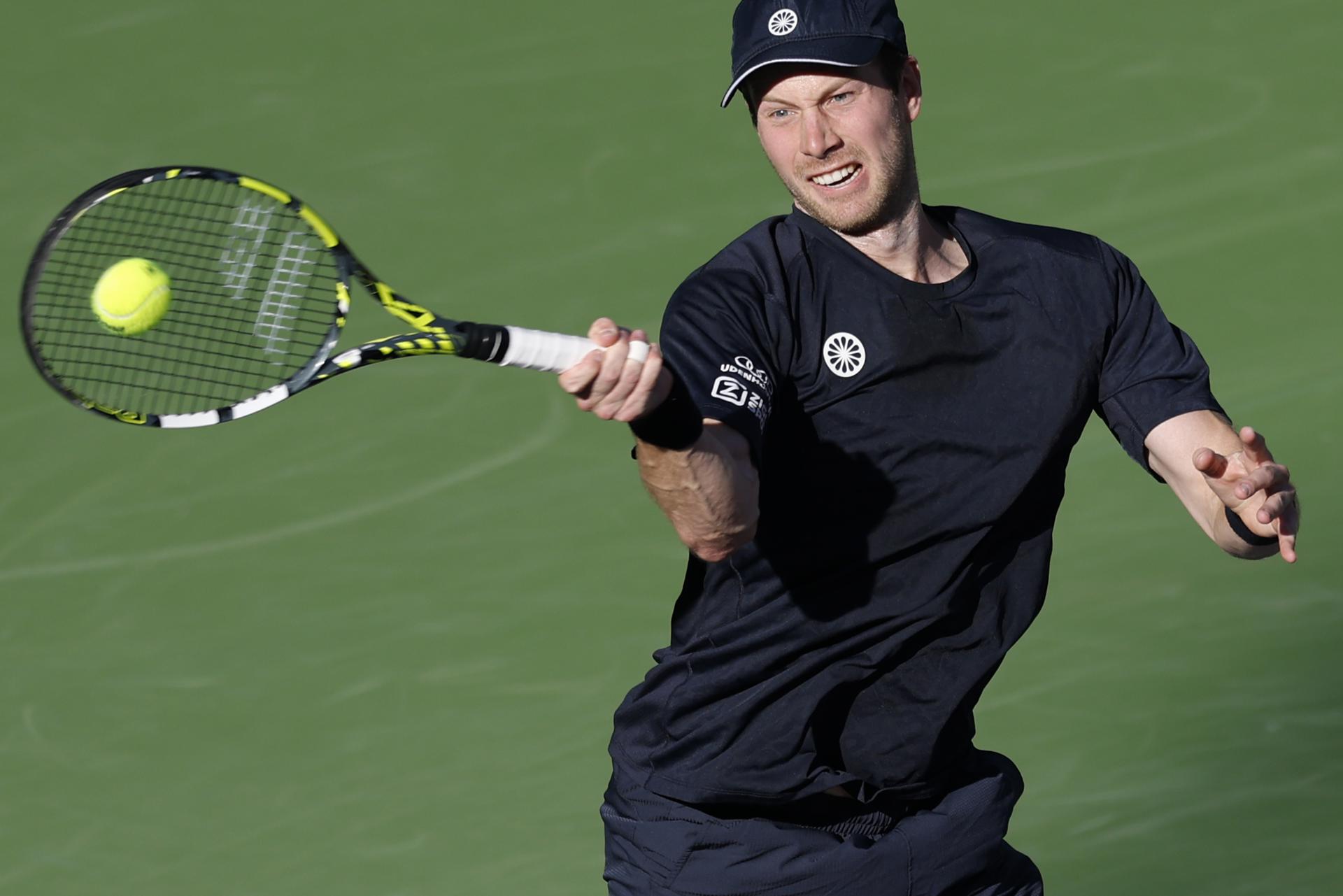 Botic Van de Zandschulp de los Países Bajos en acción contra Novak Djokovic de Serbia durante su partido en Indian Wells, California, EE. UU. EFE/EPA/JOHN G. MABANGLO
