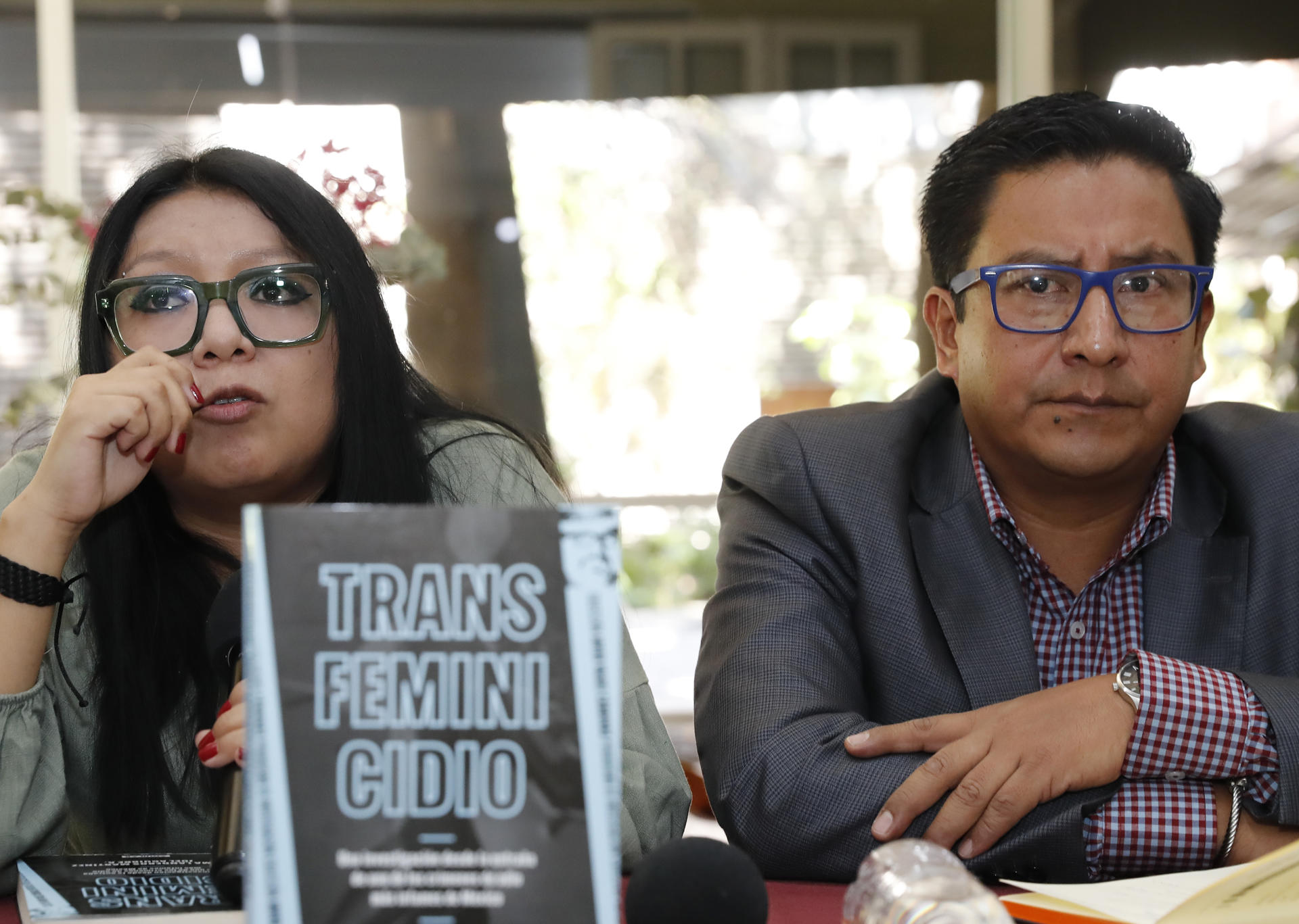 Los periodistas mexicanos Emma Landeros Martínez (i) y Joel Aguirre hablan durante una rueda de prensa este martes, en la Ciudad de México (México). EFE/ Mario Guzmán
