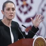 La presidenta de México, Claudia Sheinbaum, habla durante una rueda de prensa este jueves, en Palacio Nacional en la Ciudad de México (México). EFE/Mario Guzmán