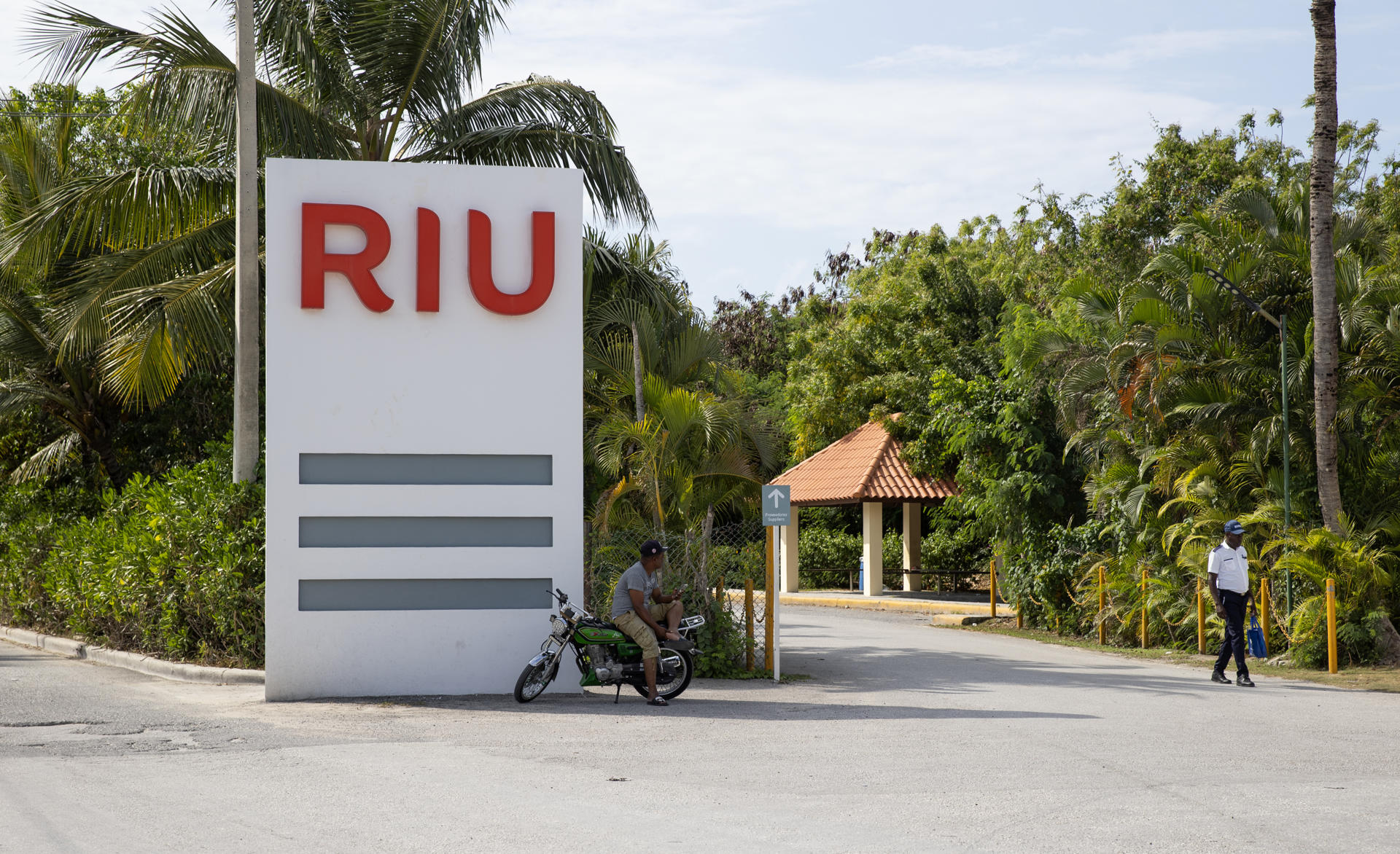 Fotografía de la entrada del hotel Riu Republicanísima donde la Unidad de Defensa 911 realiza un operativo de búsqueda de la joven turista indo-estadounidense Sudiksha Konanki este jueves, en Punta Cana (República Dominicana). EFE/ Orlando Barría
