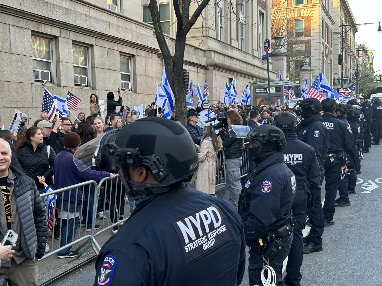 Imagen de archivo de personas que se manifiestan a favor de Israel a las afueras de la Universidad de Columbia, en Nueva York (Estados Unidos). EFE/ Javier Otazu