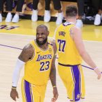 LeBron James (d) y Luka Doncic (i), estrellas de Los Angeles Lakers. EFE/Javier Rojas