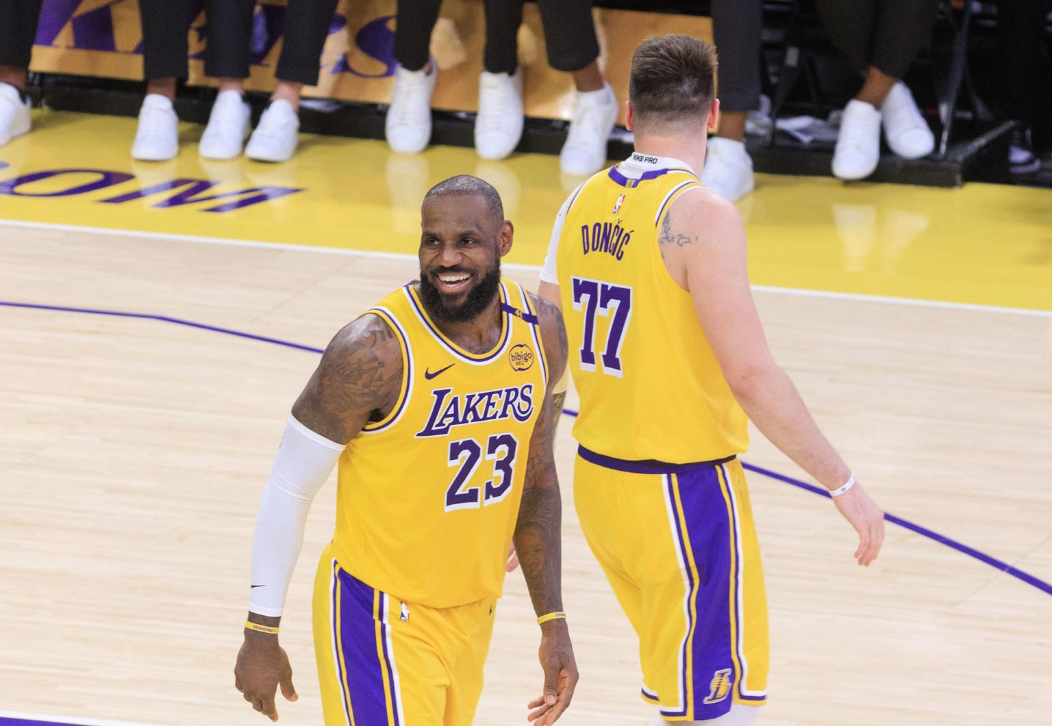 LeBron James (d) y Luka Doncic (i), estrellas de Los Angeles Lakers. EFE/Javier Rojas