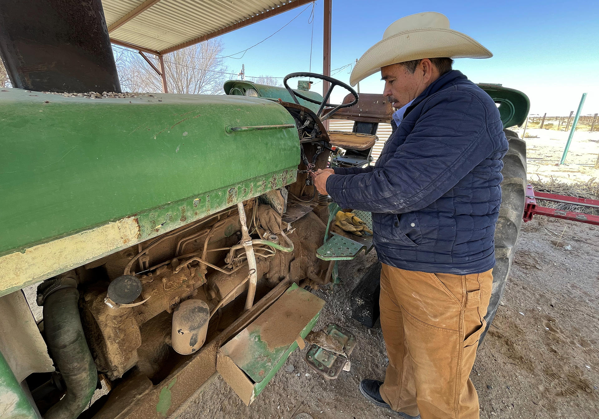 El productor Agrícola Javier Meléndez Cardona trabaja en un rancho este sábado, en el municipio de Samalayuca, en el estado de Chihuahua (México). EFE/ Luis Torres
