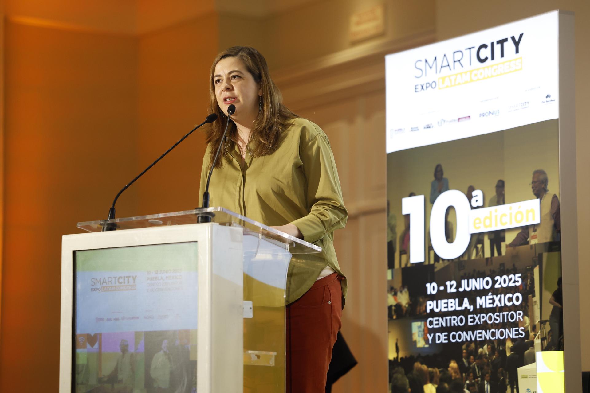 La directora general de operación en la Secretaría de Economía, Ana Gabriela González, habla durante una rueda de prensa en Ciudad de México (México). EFE/Sáshenka Gutiérrez
