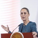 La presidente de México, Claudia Sheinbaum, habla durante su rueda de prensa matutina este jueves, en el Palacio Nacional de Ciudad de México (México). EFE/ Isaac Esquivel