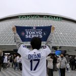 Un seguidor de Shohei Ohtani, de los Los Angeles Dodgers, posa ante el Tokyo Dome, donde los Dodgers se enfrentarán a los Chicago Cubs el 18 y 19 de marzo, en la apertura de la temporada regular de MLB 2025. EFE/EPA/FRANCK ROBICHON