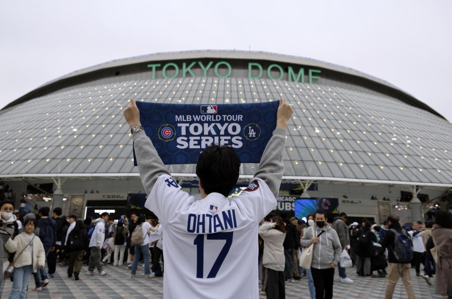 Un seguidor de Shohei Ohtani, de los Los Angeles Dodgers, posa ante el Tokyo Dome, donde los Dodgers se enfrentarán a los Chicago Cubs el 18 y 19 de marzo, en la apertura de la temporada regular de MLB 2025. EFE/EPA/FRANCK ROBICHON