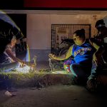 Personas observan su celular durante un corte de luz este lunes, en Cancún (México). EFE/ Alonso Cupul