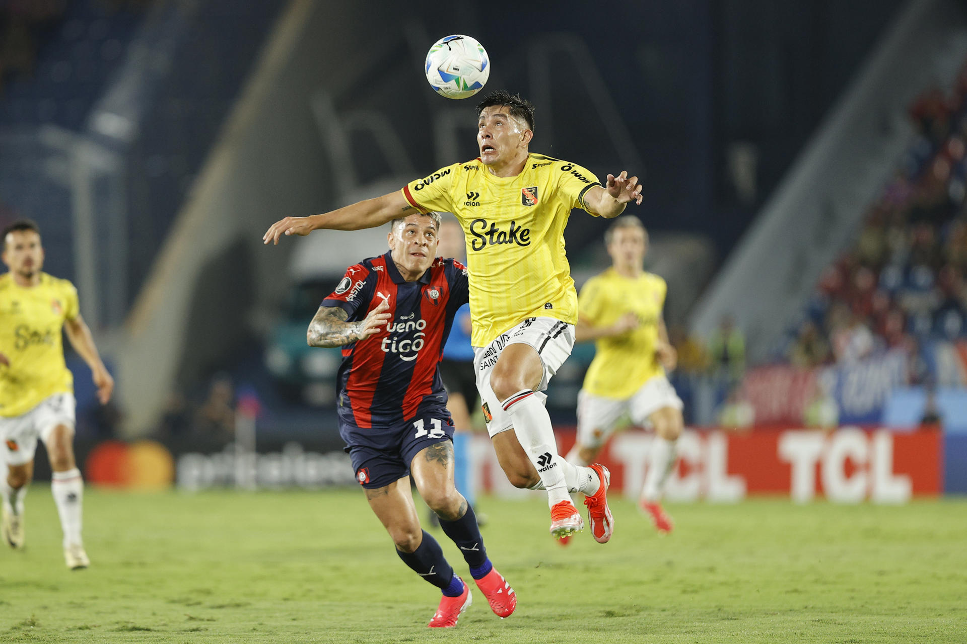 Juan Iturbe (i), de Cerro Porteño, disputa el balón con Leonel González (d), de Melgar, este miércoles en el estadio asunceno La Nueva Olla, durante el partido que el equipo paraguayo ganó por 4-2  y le clasificó a la fase de grupos de la Copa Libertadores. EFE/Juan Pablo Pino
