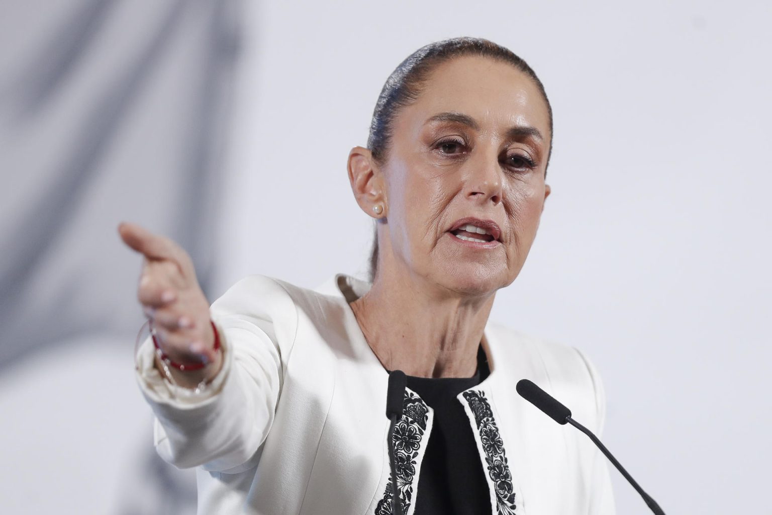 La presidenta de México, Claudia Sheinbaum habla este miércoles durante su conferencia matutina en Palacio Nacional de la Ciudad de México (México). EFE/ Isaac Esquivel