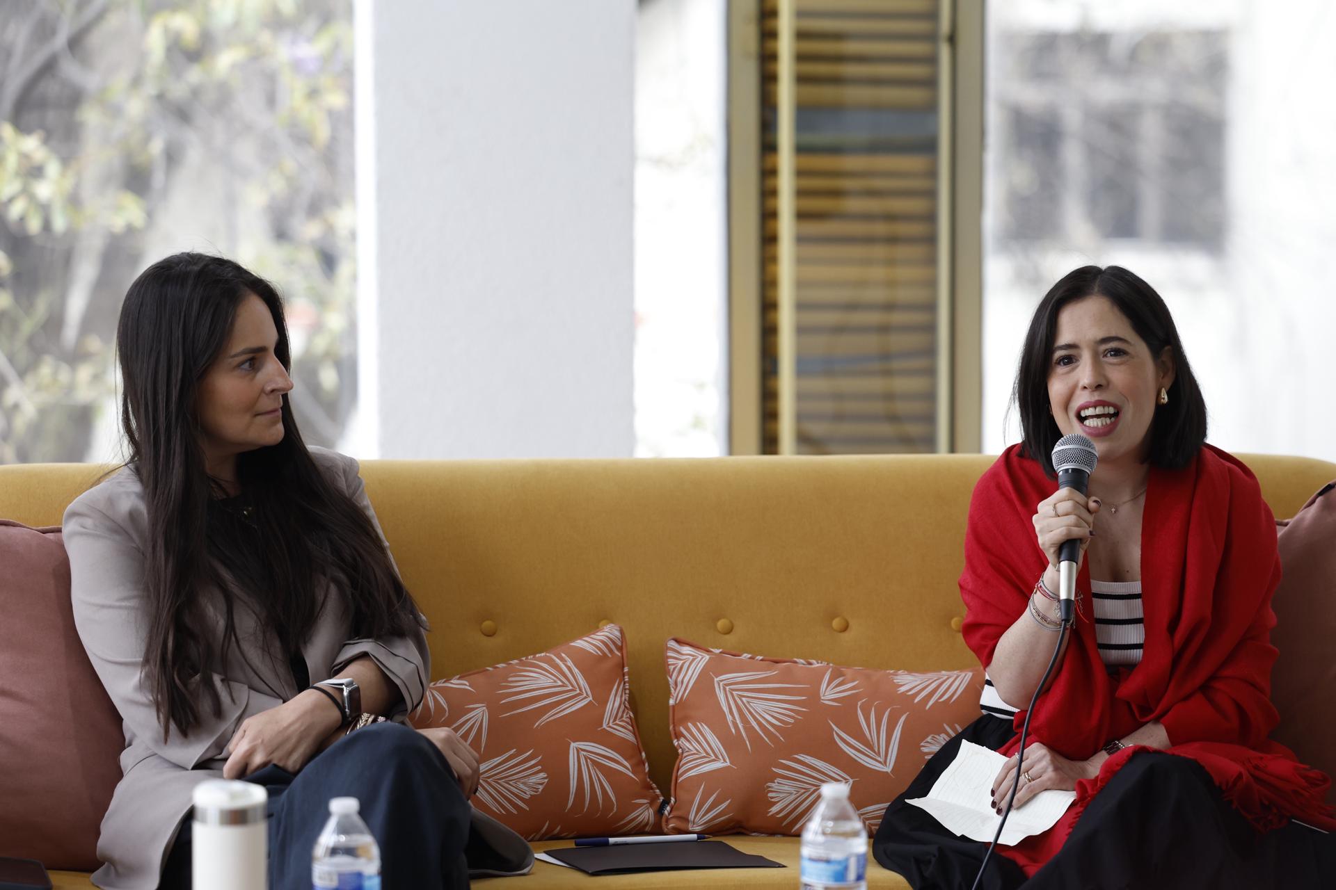 La directora general de la Fundación Antenas por los Niños, Julia Niño de Rivera (d), acompañada de la cofundadora de Reinserta, Mercedes Castañeda (i), participan este jueves durante la presentación del ‘Espacio Antenas', en la Ciudad de México (México). EFE/Sáshenka Gutiérrez
