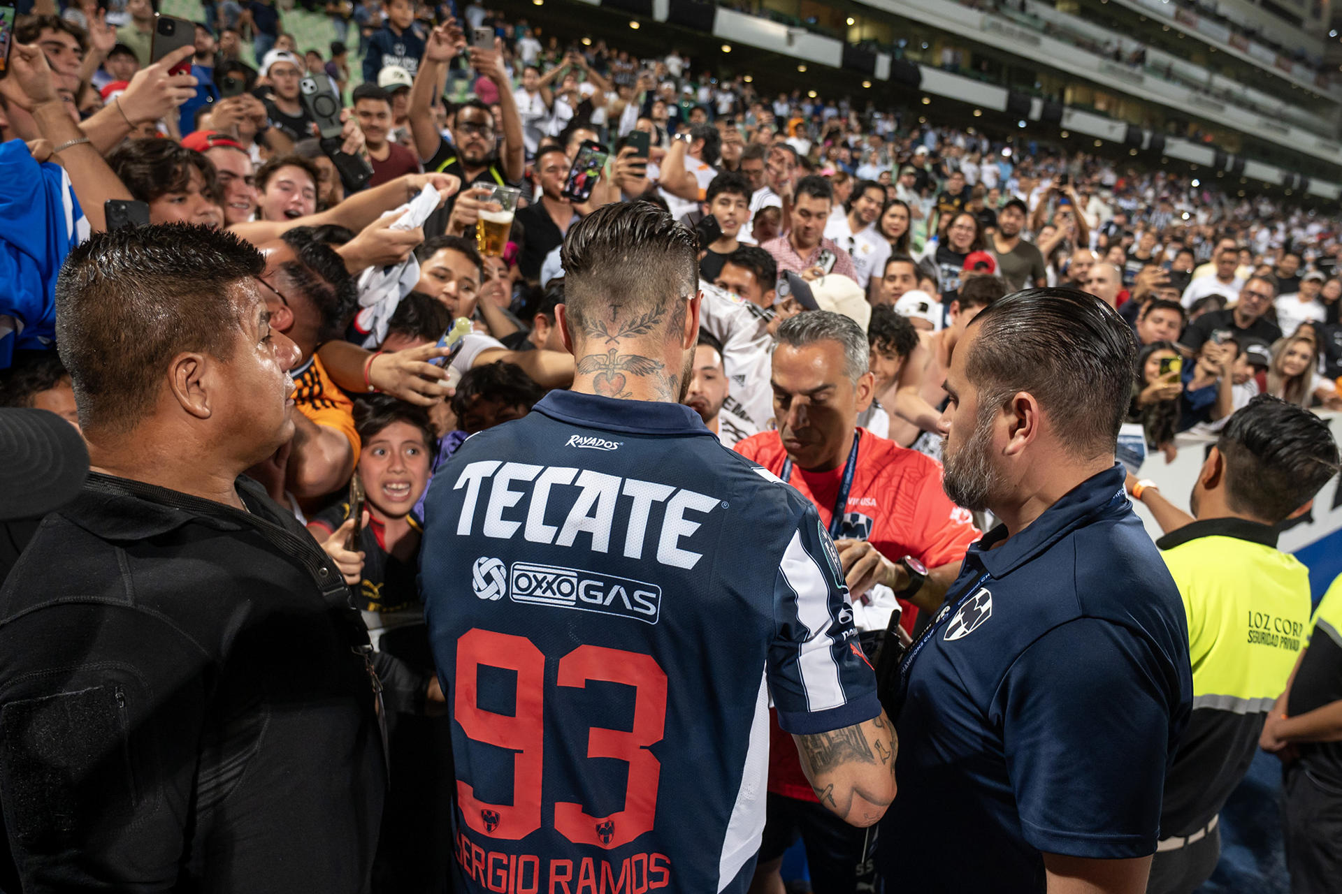 El central español Sergio Ramos, el más mediático refuerzo de Monterrey para la temporada, firma autógrafos a hinchas este miércole en medio de la frustración que dejó la eliminación del equipo mexicano de la Copa de Campeones de la Concacaf en el estadio Corona de Torreon. EFE/ Miguel Sierra
