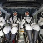 Fotografía cedida por la NASA donde aparecen desde la izquierda el astronauta de la NASA Butch Wilmore, el cosmonauta de Roscosmos Aleksandr Gorbunov, y los astronautas de la NASA Nick Hague y Suni Williams en el interior del módulo de la nave espacial SpaceX Dragon, después del aterrizaje este martes en el mar frente a la costa de Tallahassee, Florida (Estados Unidos). EFE/ Keegan Barber / NASA / SOLO USO EDITORIAL/ NO VENTAS /SOLO DISPONIBLE PARA ILUSTRAR LA NOTICIA QUE ACOMPAÑA (CRÉDITO OBLIGATORIO)