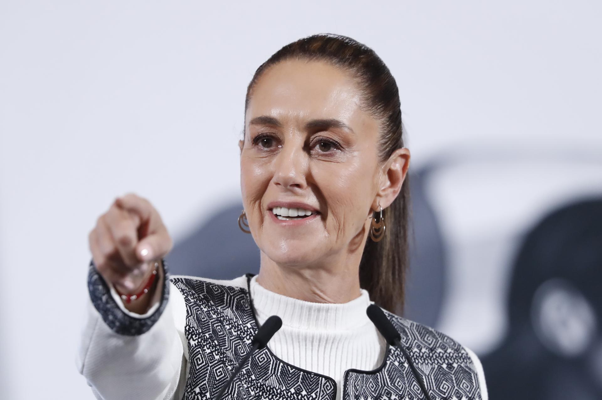 La presidenta de México, Claudia Sheinbaum, habla durante una rueda de prensa este viernes, en el Palacio Nacional de Ciudad de México (México). EFE/ Mario Guzmán
