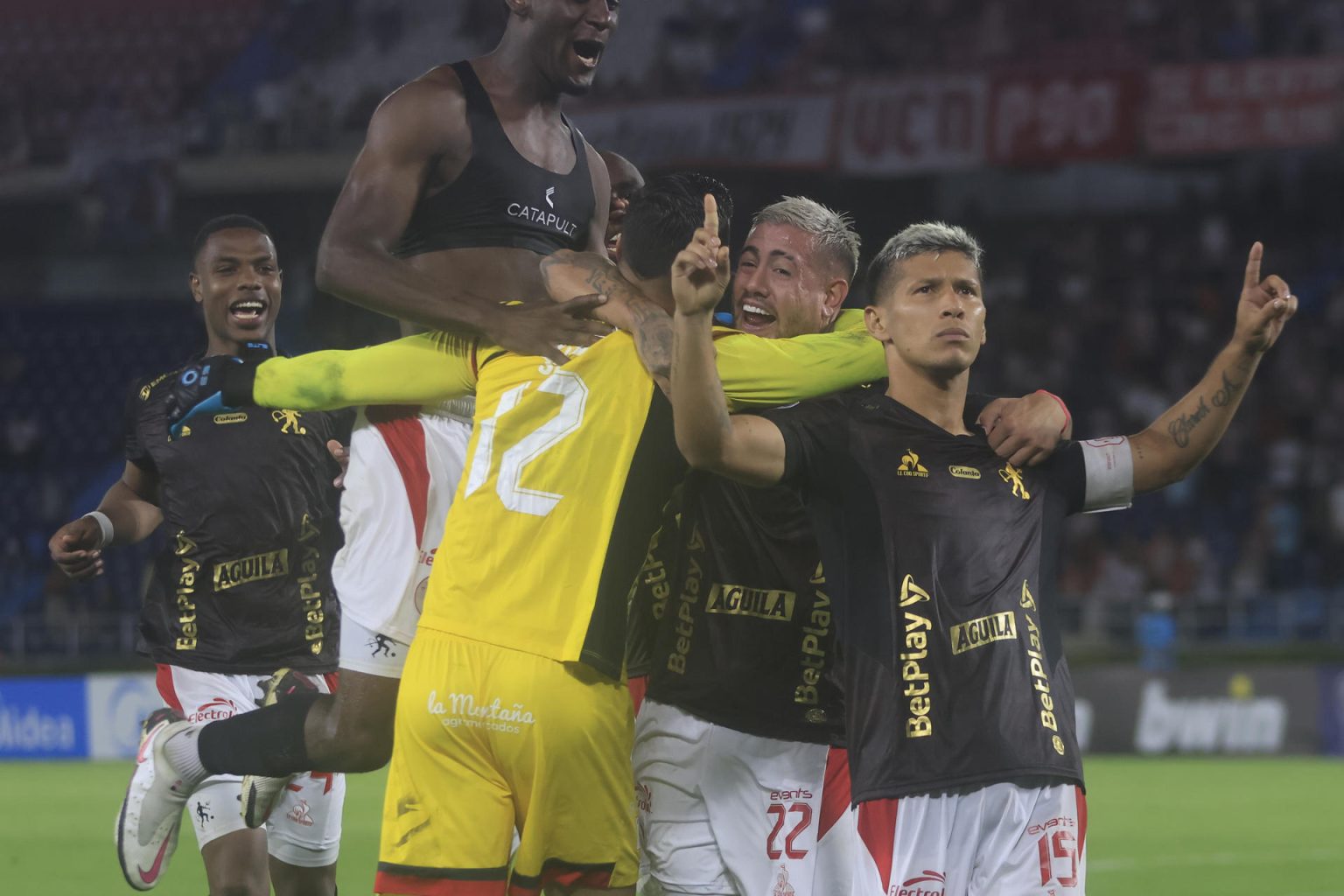 Jugadores de América de Cali celebran este jueves la clasificación a la fase de grupos de la Copa Sudamericana tras derrotar en tanda de penaltis a Junior en el estadio Metropolitano de Barranquilla. EFE/ Ricardo Maldonado Rozo