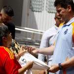 El exjugador del Real Madrid Iker Casillas firma una camiseta a una seguidora durante rueda de prensa este viernes, en la sede de la Compañía de Turismo de Puerto Rico en San Juan. EFE/Thais Llorca