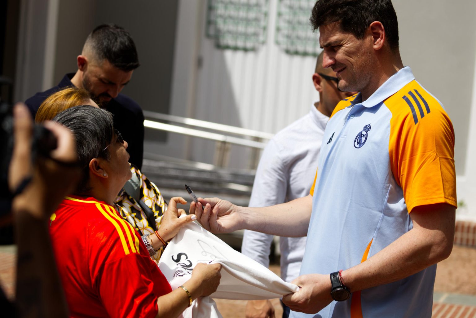 El exjugador del Real Madrid Iker Casillas firma una camiseta a una seguidora durante rueda de prensa este viernes, en la sede de la Compañía de Turismo de Puerto Rico en San Juan. EFE/Thais Llorca