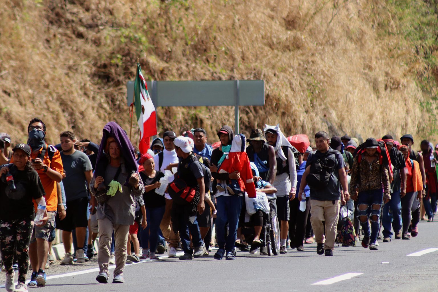 Migrantes caminan en caravana hacia Estados Unidos desde la ciudad de Escuintla (México). Imagen de archivo. EFE/Juan Manuel Blanco