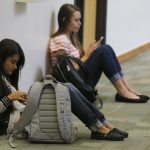 Imagen de archivo de dos estudiantes que se toman un decanso entre clases en el campus de la universidad Utah Valley en Orem, Utah. EFE/GEORGE FREY