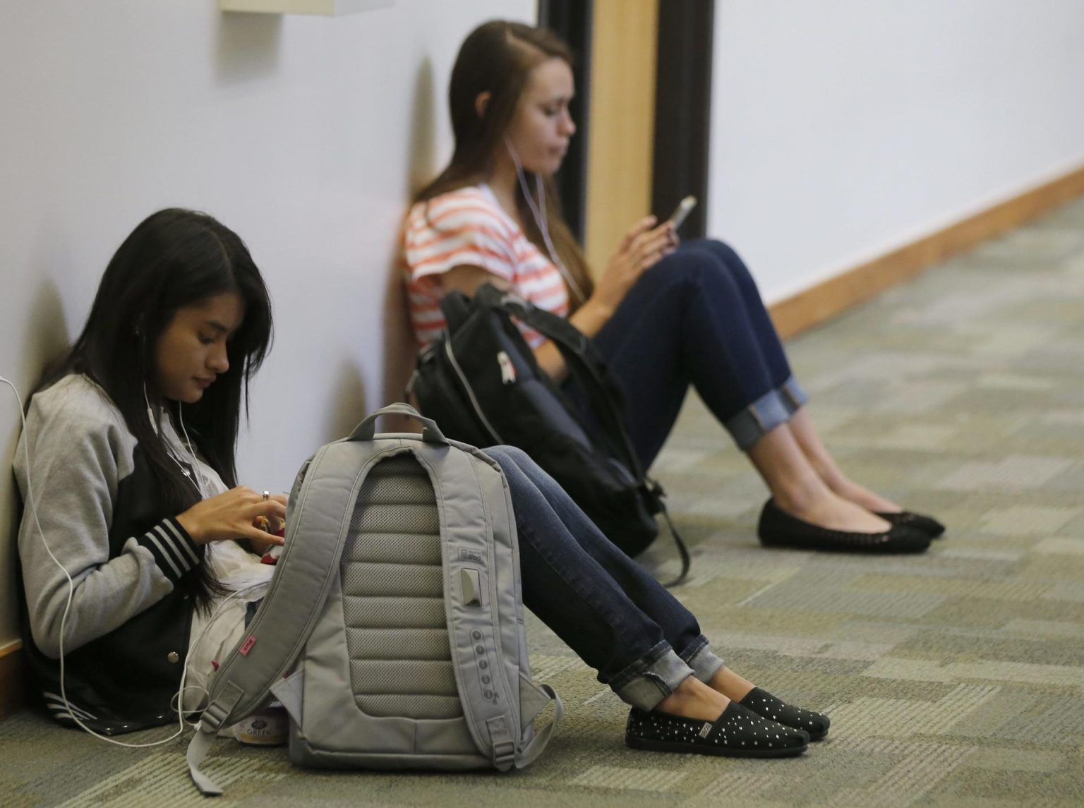 Imagen de archivo de dos estudiantes que se toman un decanso entre clases en el campus de la universidad Utah Valley en Orem, Utah. EFE/GEORGE FREY