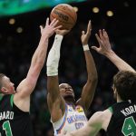 El escolta de Oklahoma City Thunder, Shai Gilgeous-Alexander (c), lanza a canasta ante la presión del escolta de Payton Pritchard (i), y el pívot Luke Kornet (d), durante el partido que ganaron a domicilio este miércoles a Boston Celtics. EFE/EPA/CJ GUNTHER