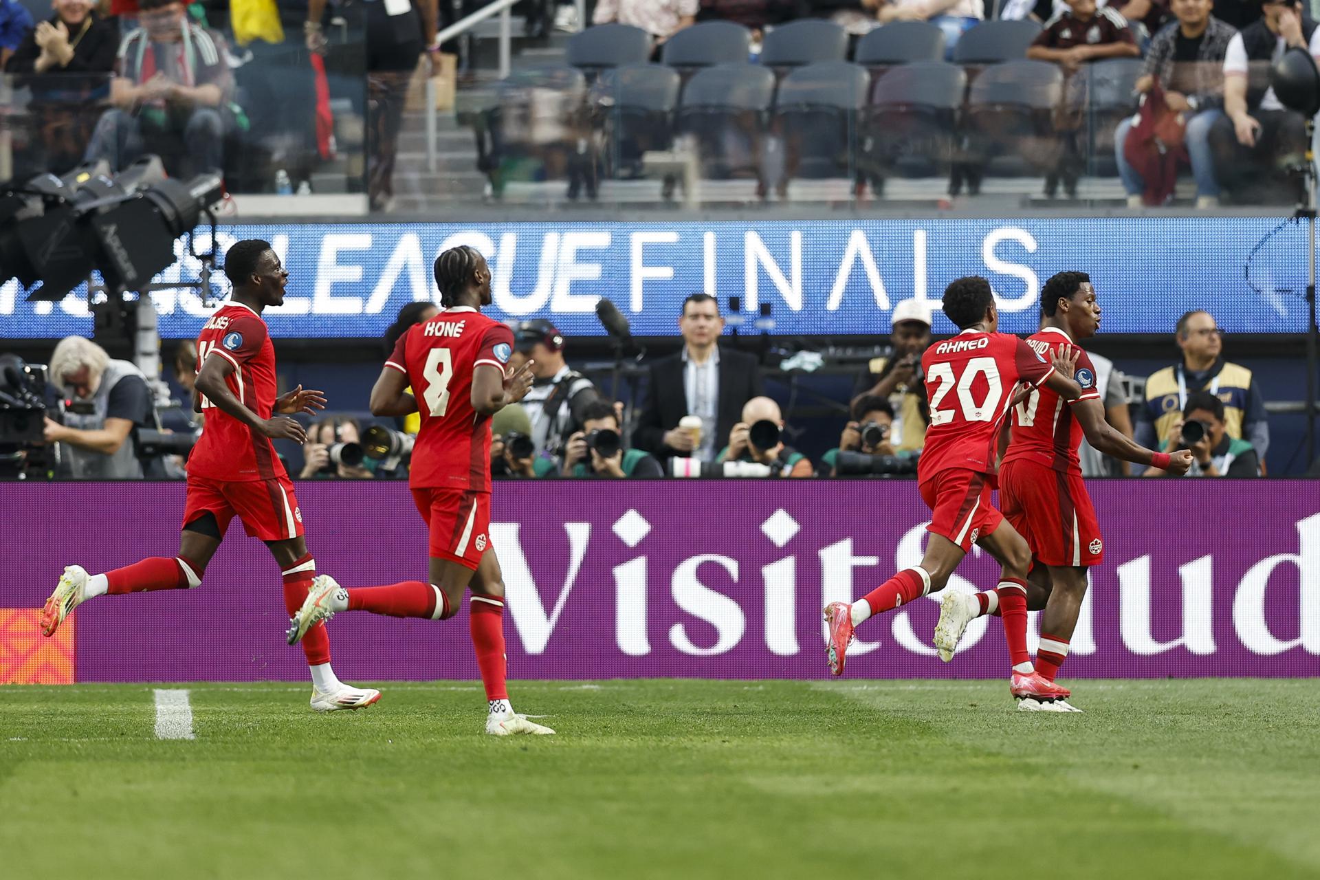 Jonathan David (d) corre a celebrar su gol anotado a la selección de Estados Unidos con el que la de Canadá se impuso por 2-1 y se hizo con el tercer puesto de la Liga de Naciones de la Concacaf en la ciudad estadounidense de Inglewood (California). EFE/EPA/CAROLINE BREHMAN
