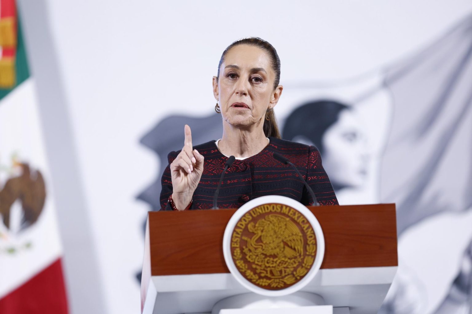 La presidenta de México, Claudia Sheinbaum, habla durante su rueda de prensa matutina este viernes, en el Palacio Nacional de Ciudad de México (México). EFE/ Sáshenka Gutiérrez