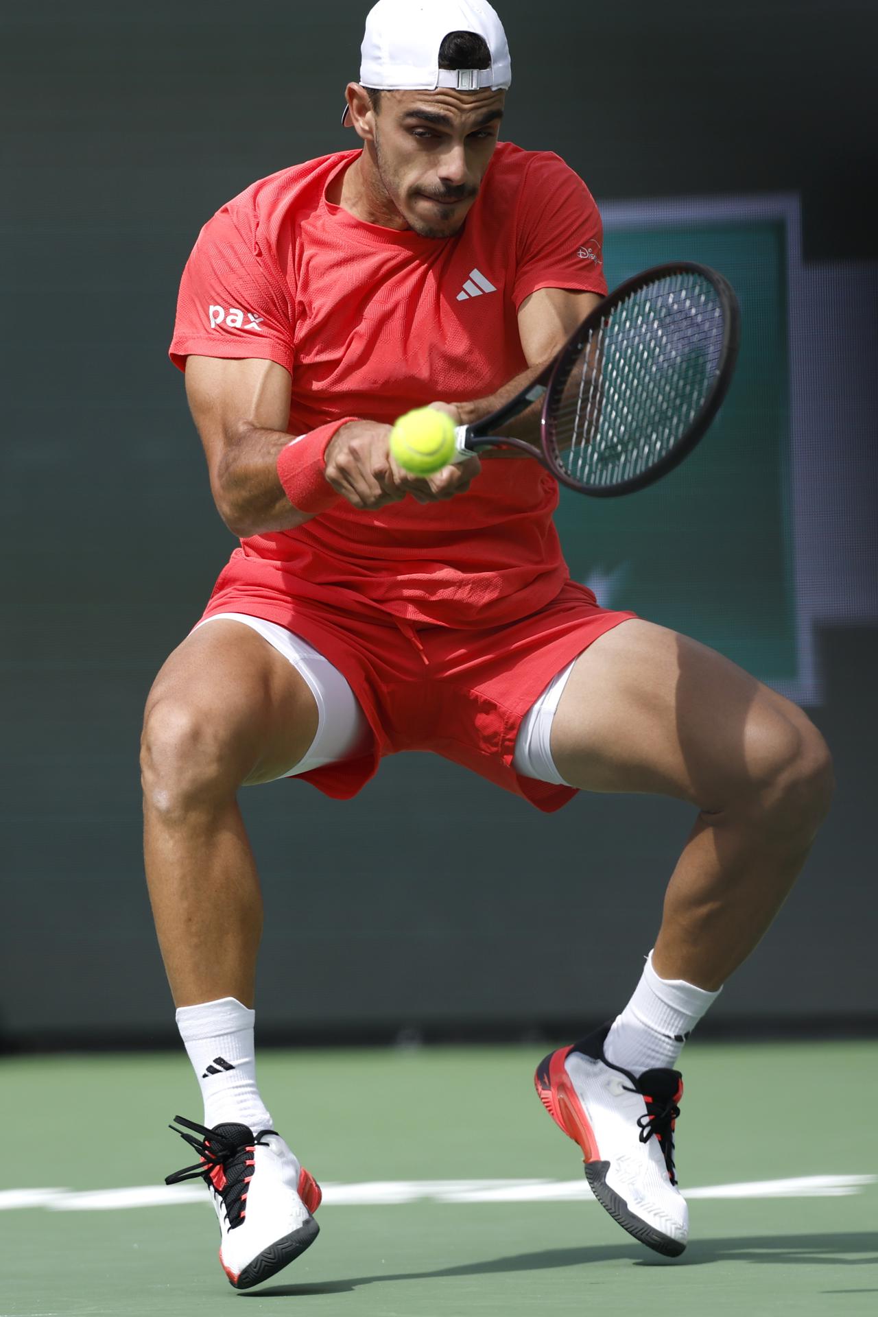 El argentino Francisco Cerúndolo superó este miércoles al australiano Alex de Minaur en partido de octavos de final del Masters 1.000 de Indian Wells con parciales de 7-5 y 6-3 en una hora y 50 minutos. EFE/EPA/JOHN G. MABANGLO