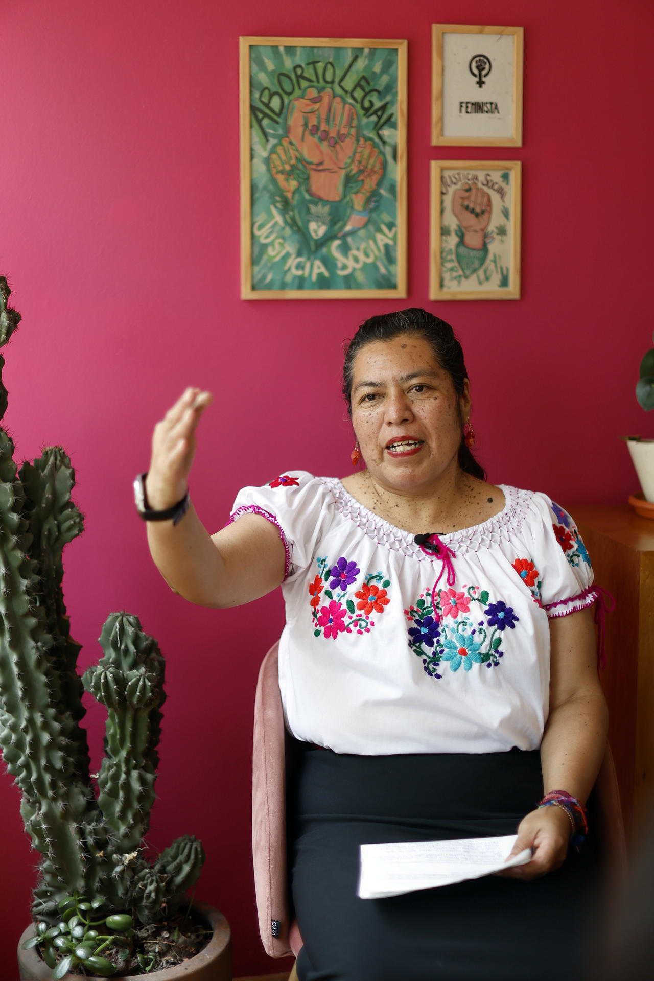 Fotografía del 9 de marzo de 2025 de la integrante del Consejo de Mayoras de la Coordinadora Nacional de Mujeres Indígenas (Conami), Norma Don Juan Cruz, hablando durante una entrevista con EFE en Ciudad de México (México). EFE/ Sáshenka Gutiérrez
