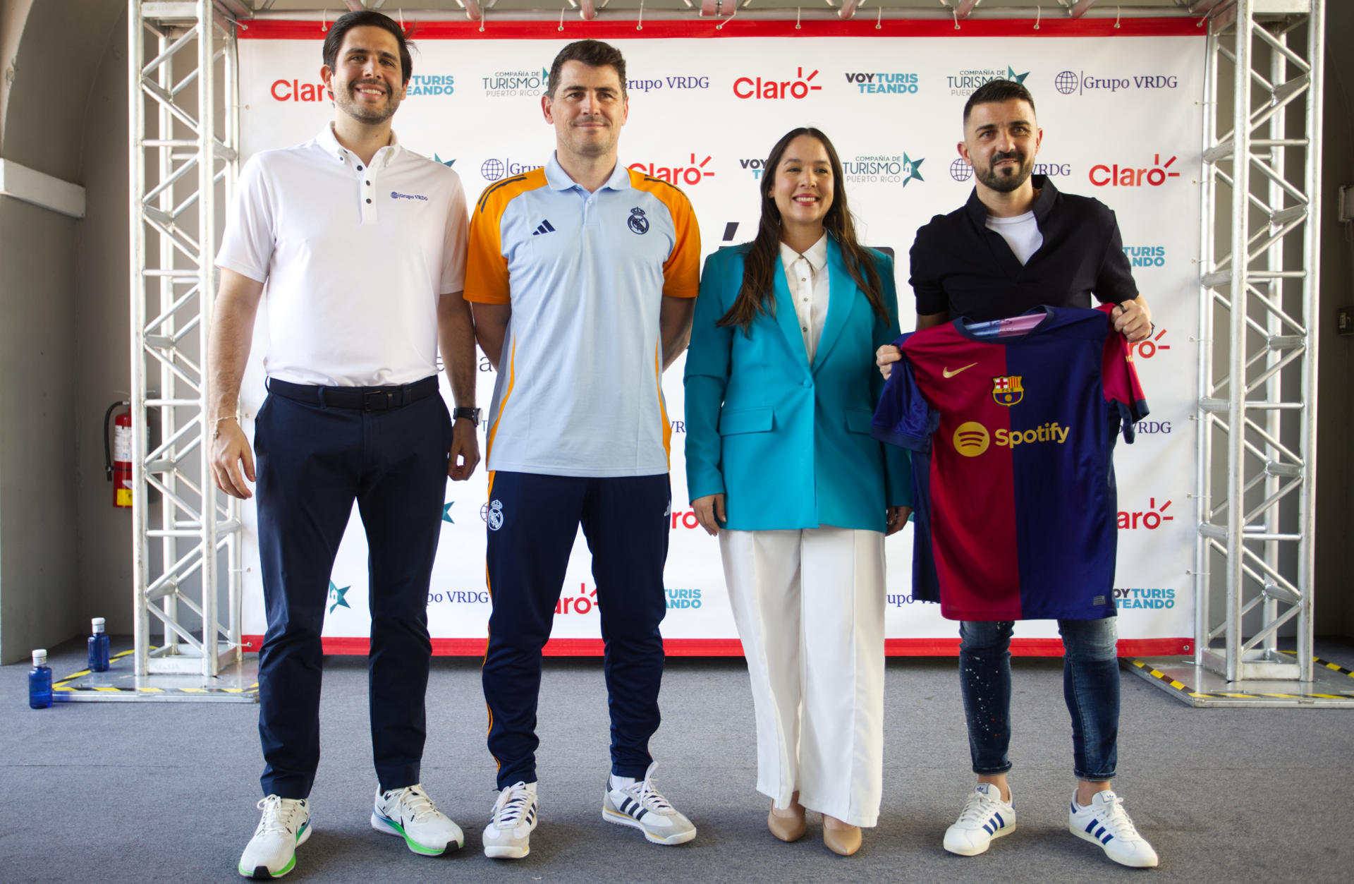 De izquierda a derecha el presidente ejecutivo y fundador del Grupo VRDG, Julio Cabral; el exjugador del real Madrid, Iker Casillas; la directora de la Compañía de Turismo de Puerto Rico, Willianette Robles, y el ex jugador del Barcelona, David Villa, posan durante rueda de prensa este viernes, en la sede de la Compañía de Turismo de Puerto Rico en San Juan (Puerto Rico). EFE/Thais Llorca
