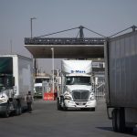 Transportistas esperan para cruzar a los Estados Unidos en sus camiones, este lunes en el Puente Internacional Zaragoza, en Ciudad Juárez, en el estado de Chihuahua (México). EFE/ Luis Torres