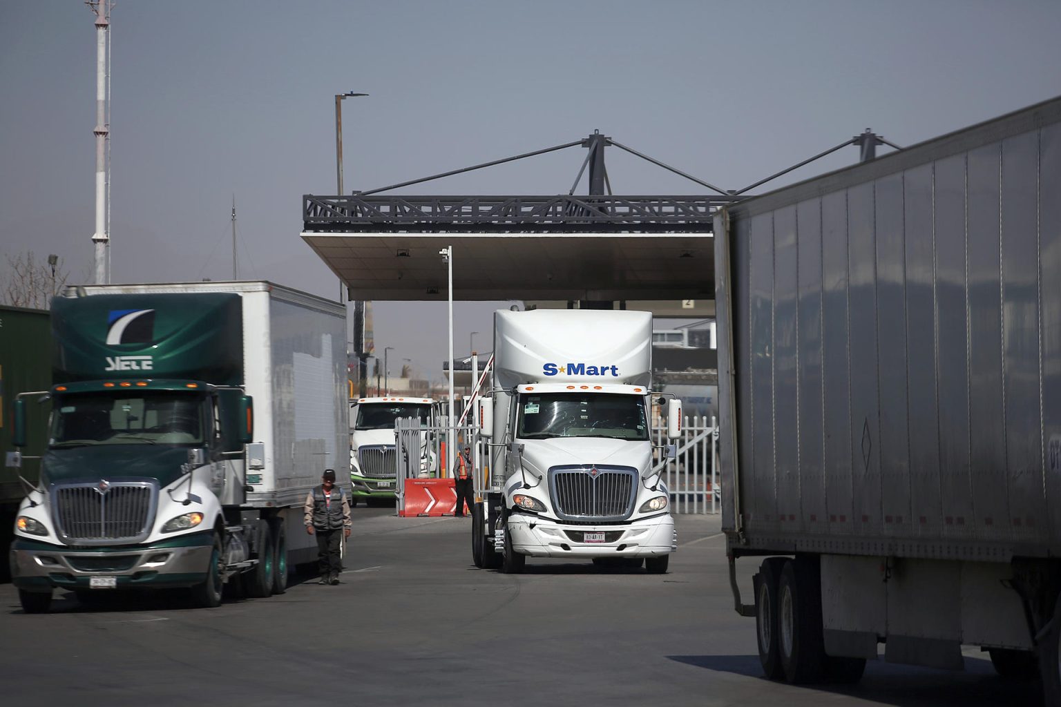 Transportistas esperan para cruzar a los Estados Unidos en sus camiones, este lunes en el Puente Internacional Zaragoza, en Ciudad Juárez, en el estado de Chihuahua (México). EFE/ Luis Torres