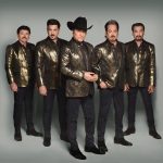 Los integrantes de Los Tigres del Norte posan en la alfombra roja de los Premios Juventud en el coliseo José Miguel Agrelot en San Juan (Puerto Rico). Archivo. EFE/Thais Llorca